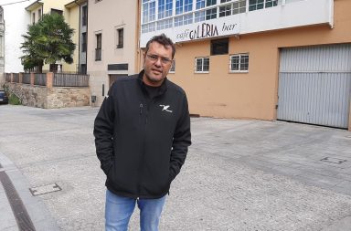 Andrés Campelo, con el letrero del bar La Galería de Ponferrada de fondo