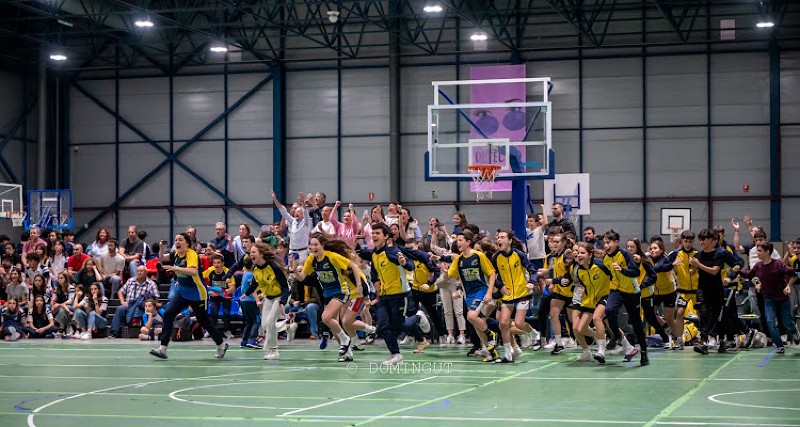 Torneo de Villagarcia de Arousa, con miembros del 6,25 invadiendo la pista tras la victoria de uno de sus equipos