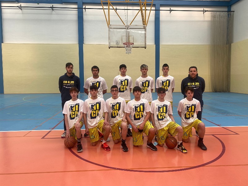 Foto del equipo en que jugaba Nico, un joven que falleció unos días antes de esta imagen con las camisetas de homenaje