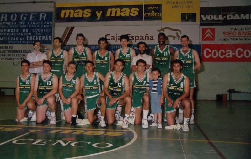 Pablo López Arias (tercero por la izquierda abajo), con el equipo del JT senior en Segunda División, en un partido contra la selección de Ucrania con el refuerzo para el equipo berciano de Manolito Aller, Anicet Lavodrama y Miguel Loureiro, que en ese momento jugaban en ACB en el OAR Ferrol