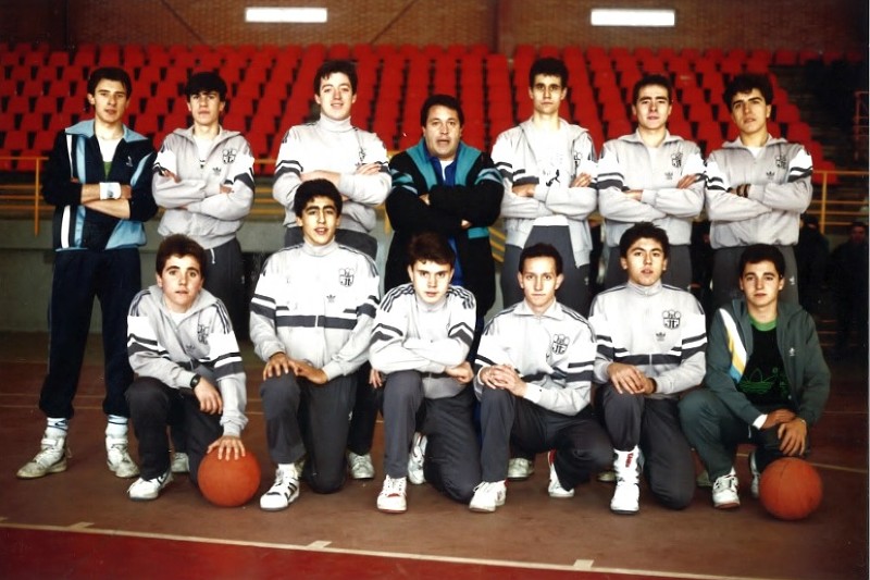 Pablo López Arias (primero por la izquierda abajo), en el equipo juvenil masculino del JT, el primero de baloncesto en el que jugó