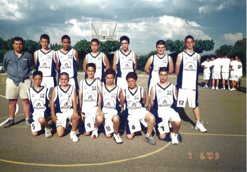 Pablo López Arias (primero por la izquierda de pie), con un equipo del Club Baloncesto La Inmaculada que esa temporada ganó la liga escolar y la liga provincial federada