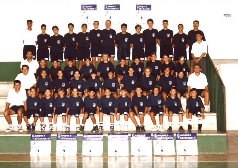Foto del primero Campus Baloncesto Ponferrada, todavía en el Instituto Gil y Carrasco
