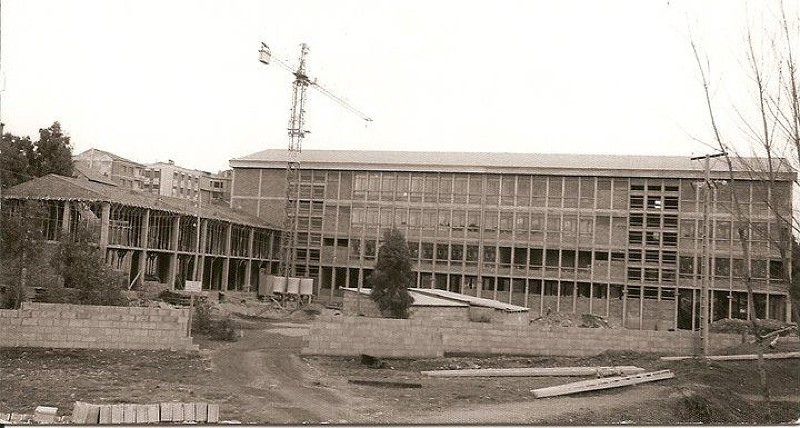 Construcción del Colegio La Asunción, en el barrio de Flores del Sil, en Ponferrada