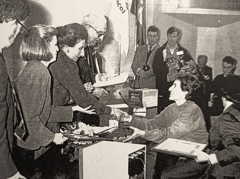 El comité nacional de UNICEF otorgó en 1991 al Colegio La Asunción de Ponferrada una distinción honorífica por su colaboración con la labor humanitaria