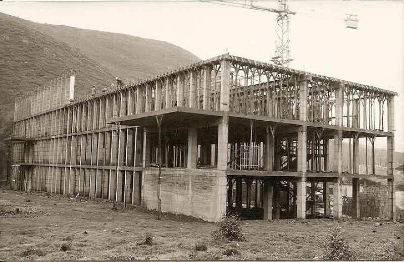 Construcción del Colegio La Asunción, en el barrio de Flores del Sil, en Ponferrada